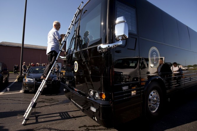 Video: Cận cảnh xe buýt bọc thép của Tổng thống Obama ảnh 4