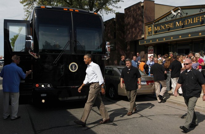 Video: Cận cảnh xe buýt bọc thép của Tổng thống Obama ảnh 8