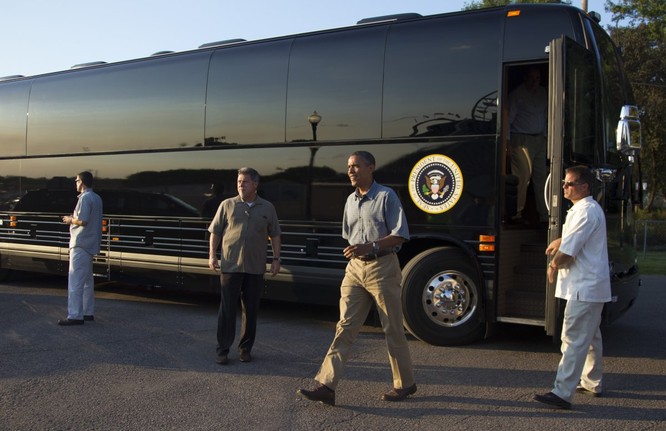 Video: Cận cảnh xe buýt bọc thép của Tổng thống Obama ảnh 5