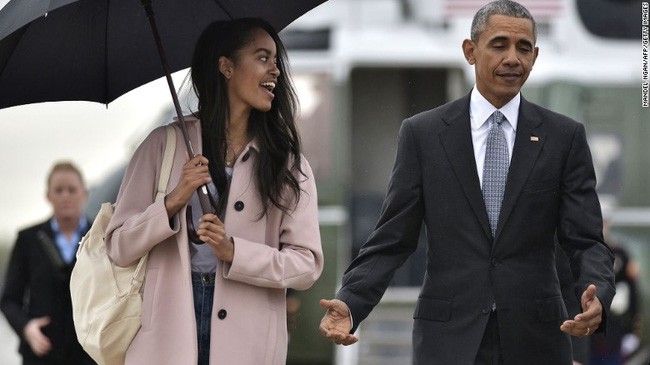 Ông Obama đeo kính đen trong lễ tốt nghiệp của con gái lớn ảnh 6