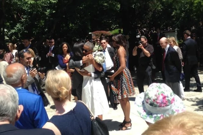 Ông Obama đeo kính đen trong lễ tốt nghiệp của con gái lớn ảnh 3