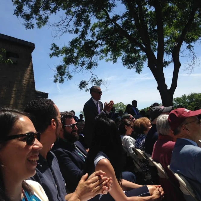 Ông Obama đeo kính đen trong lễ tốt nghiệp của con gái lớn ảnh 2