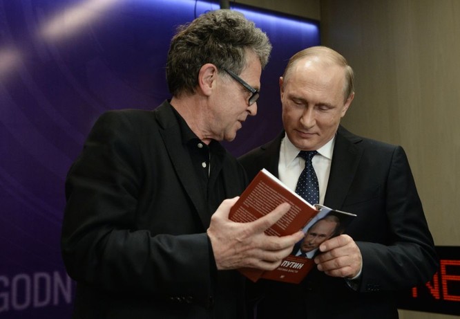 Nhà báo Hubert Seipel của kênh truyền hình Đức ARD / NDR và Tổng thống Nga Vladimir Putin tại lễ ra mắt cuốn sách 