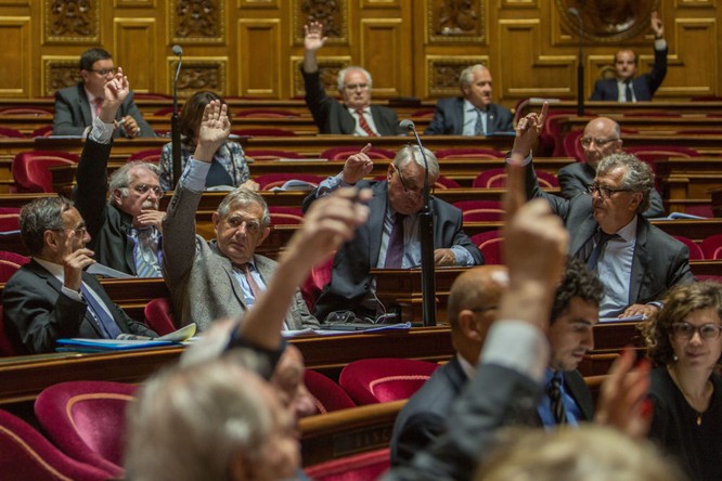 Các Thượng nghị sĩ trong cuộc bỏ phiếu tại Thượng viện Pháp thông qua nghị quyết kêu gọi nới lỏng biện pháp trừng phạt chống Nga