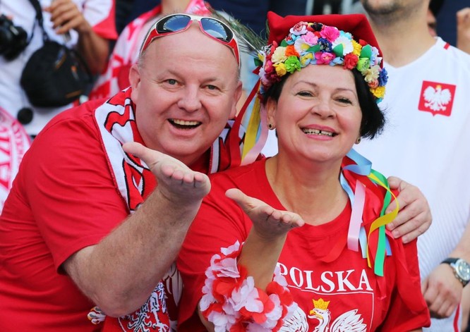 Fan Ba Lan trước khi bắt đầu trận đấu vòng bảng của Giải vô địch bóng đá châu Âu 2016