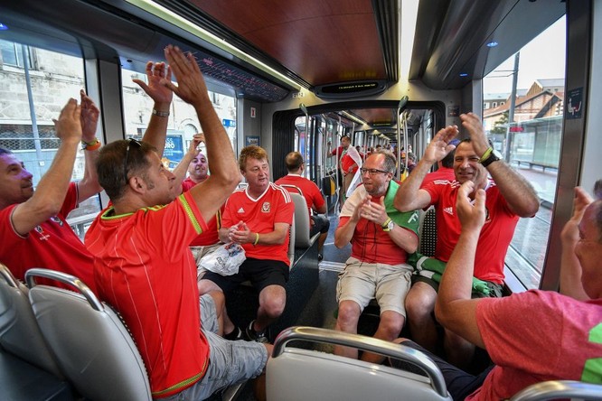 Fan xứ Wales trên xe điện sau trận vòng bảng của Giải vô địch bóng đá châu Âu - 2016