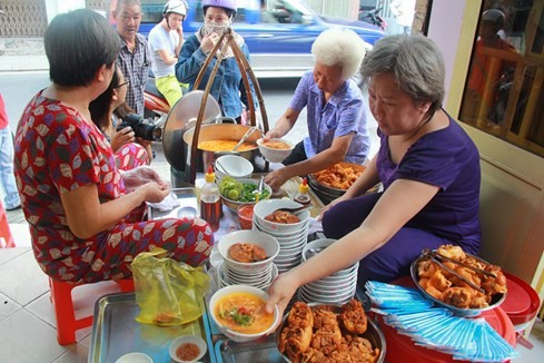 Giải mã sức hấp dẫn của những quán ăn "du kích" ở Sài Gòn ảnh 2