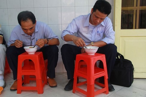 Giải mã sức hấp dẫn của những quán ăn "du kích" ở Sài Gòn ảnh 3