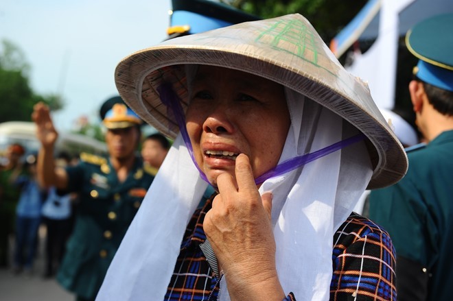 Video: Đẫm nước mắt lễ viếng ở quê nhà phi công Trần Quang Khải ảnh 4