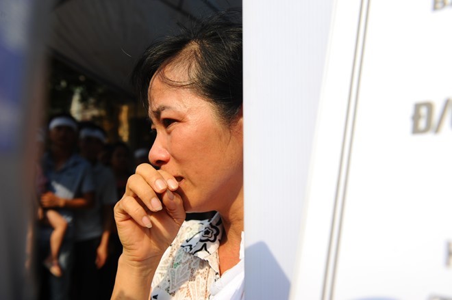 Video: Đẫm nước mắt lễ viếng ở quê nhà phi công Trần Quang Khải ảnh 6