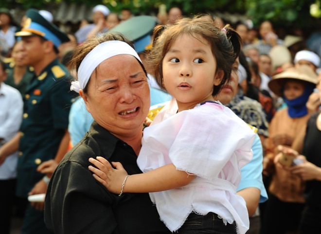 Video: Đẫm nước mắt lễ viếng ở quê nhà phi công Trần Quang Khải ảnh 9
