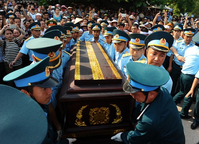 Video: Đẫm nước mắt lễ viếng ở quê nhà phi công Trần Quang Khải ảnh 5