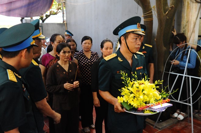 Video: Đẫm nước mắt lễ viếng ở quê nhà phi công Trần Quang Khải ảnh 12