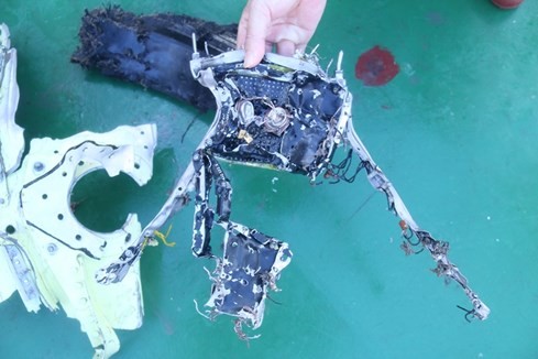 Tìm thấy thêm 2 thi thể của phi công CASA-212 và nhiều mảnh vỡ của Su-30MK2 ảnh 12