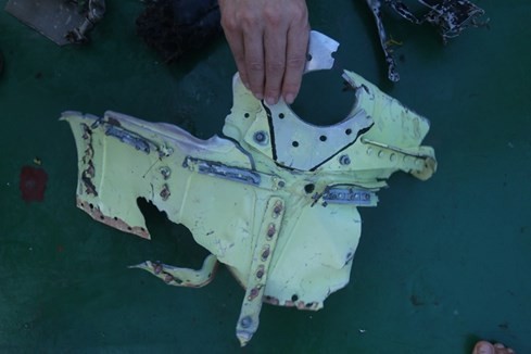 Tìm thấy thêm 2 thi thể của phi công CASA-212 và nhiều mảnh vỡ của Su-30MK2 ảnh 13