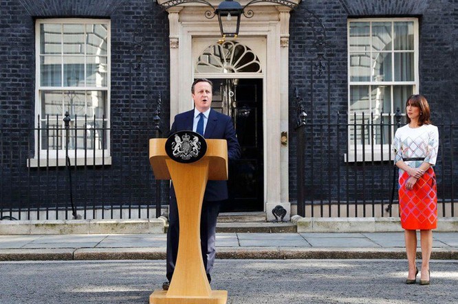 Thủ tướng Anh Cameron (cùng vợ) tuyên bố ông tôn trọng lựa chọn của dân Anh rời bỏ EU và ông sẽ từ chức Thủ tướng. Ảnh: Reuters.