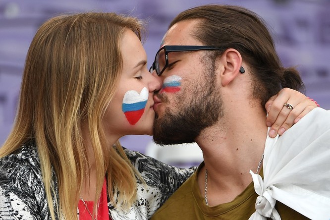 1001 kiểu nụ hôn tại Euro 2016 ảnh 9