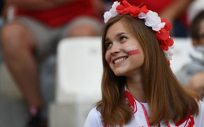 Mê mẩn trước vẻ quyến rũ của các nữ CĐV Ba Lan và Bồ Đào Nha ảnh 10