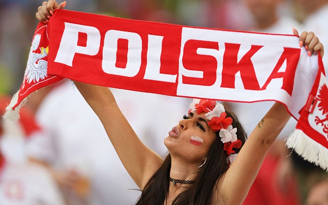 Mê mẩn trước vẻ quyến rũ của các nữ CĐV Ba Lan và Bồ Đào Nha ảnh 3