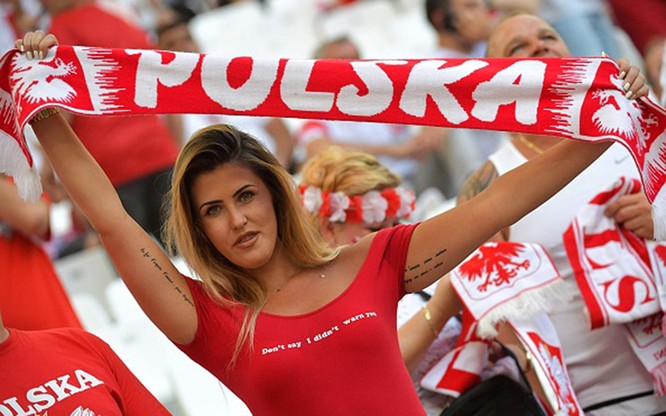 Mê mẩn trước vẻ quyến rũ của các nữ CĐV Ba Lan và Bồ Đào Nha ảnh 4