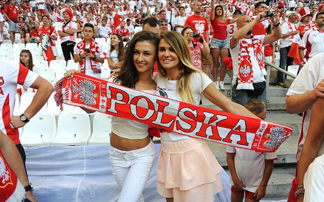 Mê mẩn trước vẻ quyến rũ của các nữ CĐV Ba Lan và Bồ Đào Nha ảnh 6
