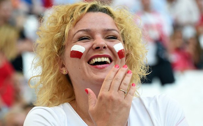 Mê mẩn trước vẻ quyến rũ của các nữ CĐV Ba Lan và Bồ Đào Nha ảnh 7