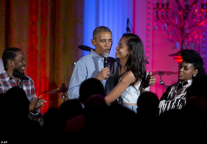 Video: Tổng thống Obama hát mừng sinh nhật con gái cưng tròn 18 tuổi ảnh 2