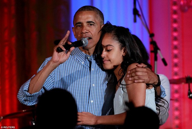 Video: Tổng thống Obama hát mừng sinh nhật con gái cưng tròn 18 tuổi ảnh 3