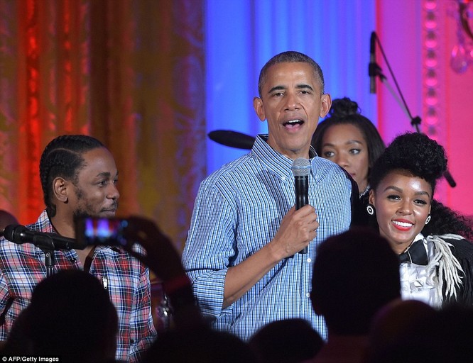 Video: Tổng thống Obama hát mừng sinh nhật con gái cưng tròn 18 tuổi ảnh 7