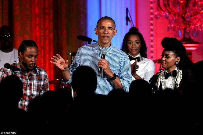 Video: Tổng thống Obama hát mừng sinh nhật con gái cưng tròn 18 tuổi ảnh 8