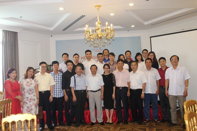 Ban chấp hành Hội Truyền thông số Việt Nam và các khách mời.