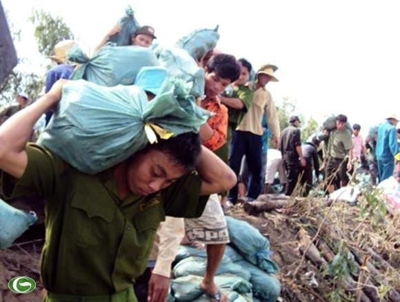 Chùm ảnh đẹp: Chiến sĩ Công an Nhân dân Việt Nam trong lòng dân ảnh 17