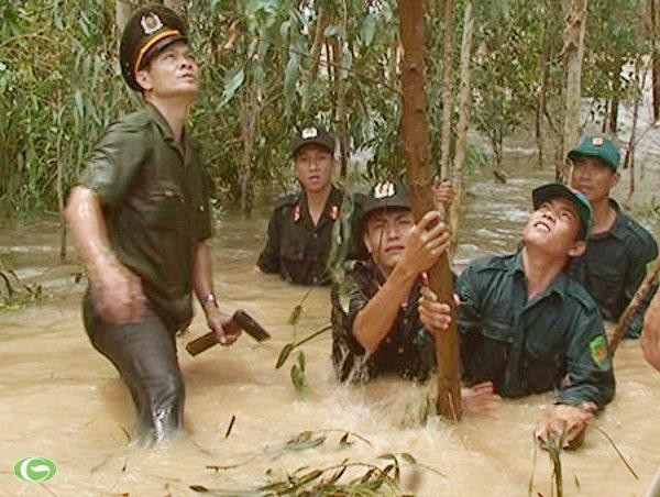 Chùm ảnh đẹp: Chiến sĩ Công an Nhân dân Việt Nam trong lòng dân ảnh 5