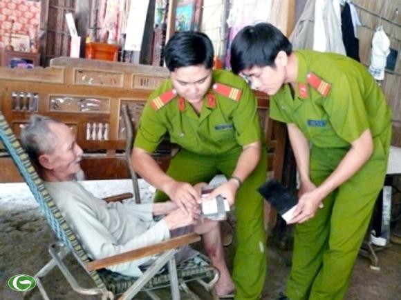 Chùm ảnh đẹp: Chiến sĩ Công an Nhân dân Việt Nam trong lòng dân ảnh 11