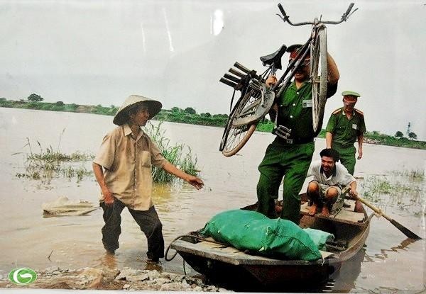 Chùm ảnh đẹp: Chiến sĩ Công an Nhân dân Việt Nam trong lòng dân ảnh 1