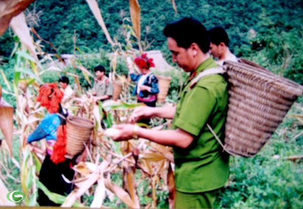 Chùm ảnh đẹp: Chiến sĩ Công an Nhân dân Việt Nam trong lòng dân ảnh 10