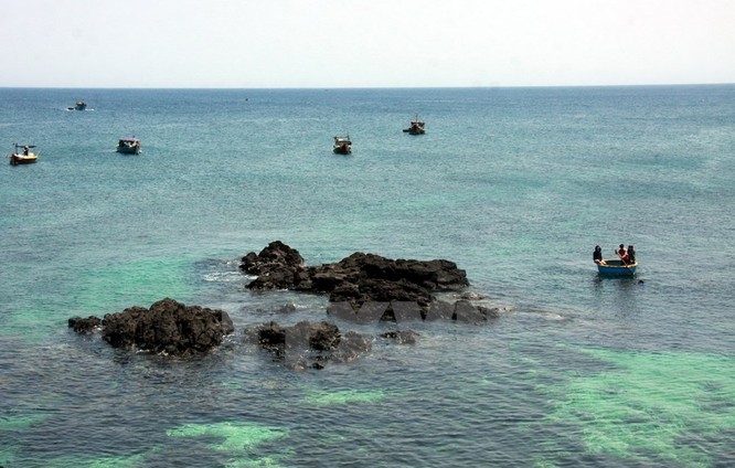 Với diện tích khoảng 0,69km2, dân số khoảng 400 người, đảo An Bình được bao bọc bởi những vách đá nham thạch nhô cao hòa lẫn cùng trời và biển tạo ra những cảnh quan kỳ thú.