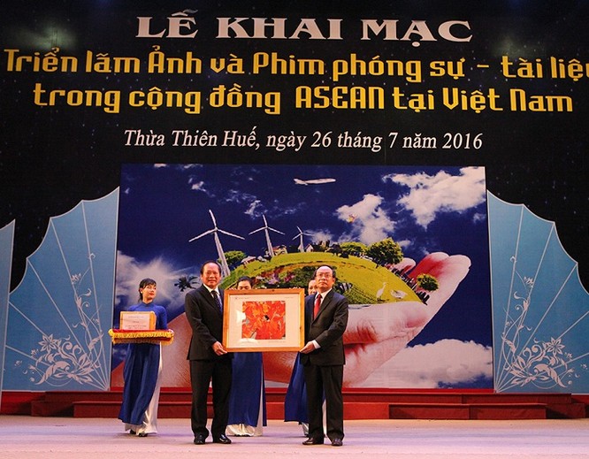 Ông Trương Minh Tuấn trao tặng ảnh và phim cho tỉnh Thừa Thiên Huế.