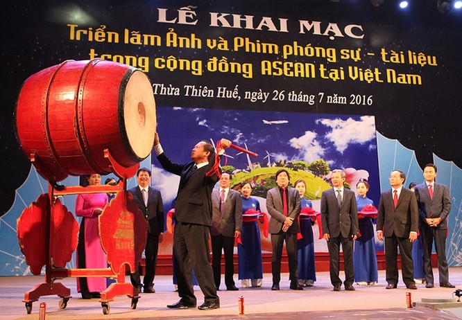 Ông Trương Minh Tuấn đánh 3 hồi trống chính thức khai mạc Triển lãm Ảnh và Phim phóng sự - Tài liệu trong Cộng đồng ASEAN 2016 tại tỉnh Thừa Thiên Huế.