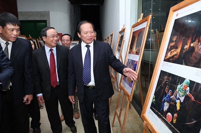 Ông Trương Minh Tuấn và các đại biểu thăm quan Triển lãm.
