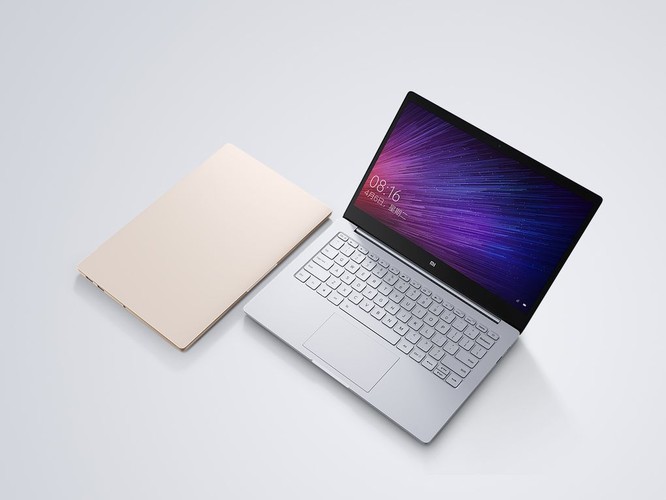 Nhìn từ ngoài, Mi Notebook Air không hề có logo công ty, phải mở máy ra người dùng mới nhìn thấy logo Mi.