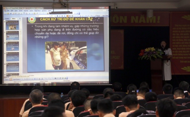 Video: Cảnh sát giao thông Hà Nội học đỡ đẻ rơi trên đường ảnh 1