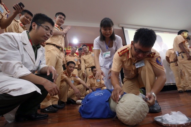 Video: Cảnh sát giao thông Hà Nội học đỡ đẻ rơi trên đường ảnh 7