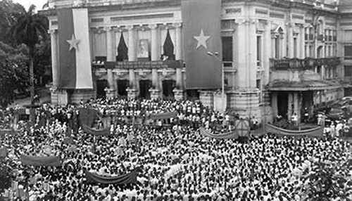 Mít tinh tổng khởi nghĩa ở Quảng trường Nhà hát Lớn Hà Nội 19/8/1945.