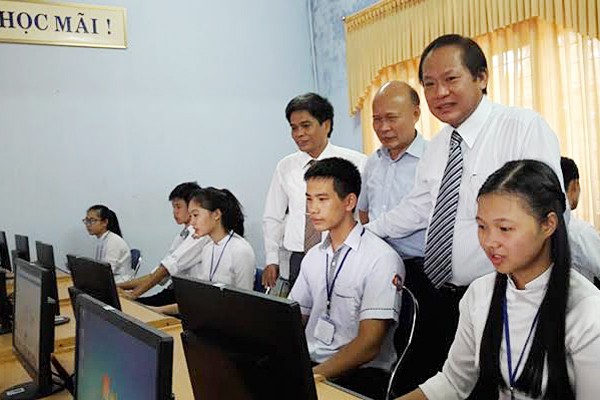 Bộ trưởng Trương Minh Tuấn tặng 30 máy tính cho trường THPT Đồng Hới dịp khai giảng ảnh 1