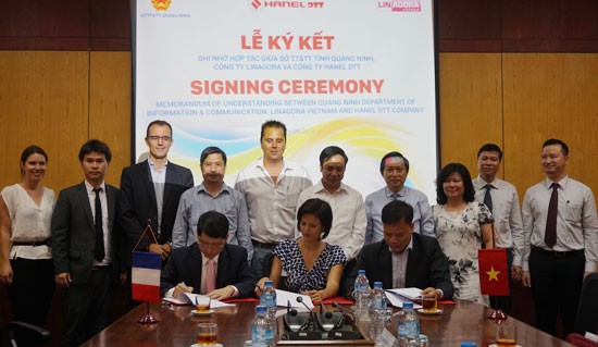 Đại diện lãnh đạo Sở TT&TT Quảng Ninh, Công ty Linagora và Công ty Hanel DTT ký kết bản ghi nhớ hợp tác về phát triển chính quyền điện tử và đào tạo nhân lực phần mềm nguồn mở tại tỉnh Quảng Ninh.