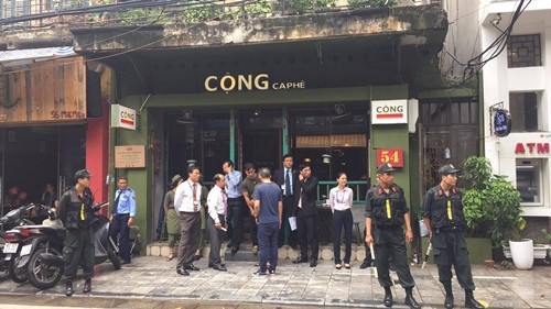 Tổng thống Pháp thích thú nhâm nhi cafe Việt, thăm nhà cổ Hà Nội ảnh 5
