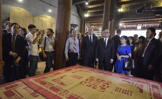 Tổng thống Pháp thích thú nhâm nhi cafe Việt, thăm nhà cổ Hà Nội ảnh 2
