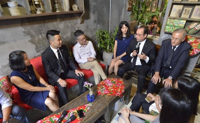 Tổng thống Pháp thích thú nhâm nhi cafe Việt, thăm nhà cổ Hà Nội ảnh 4
