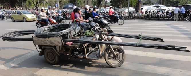 Báo Mỹ: Ô tô tự lái "thất thủ" trước giao thông Việt Nam ảnh 1